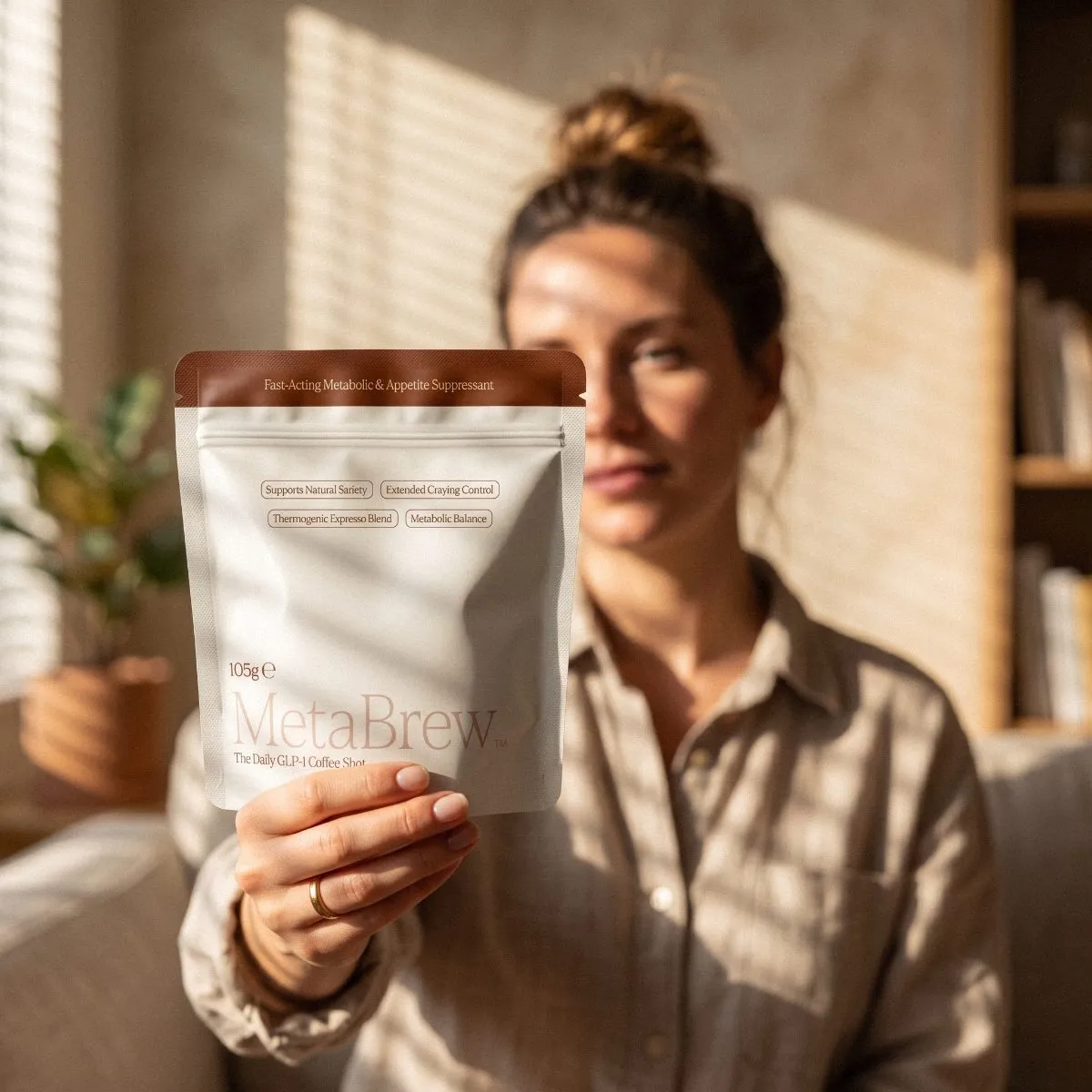 Femme dégustant un café le matin